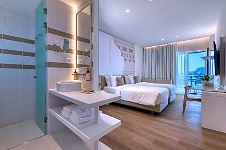 Privilege twin room with balcony and sea views on high floors- 2 single beds and single sofa