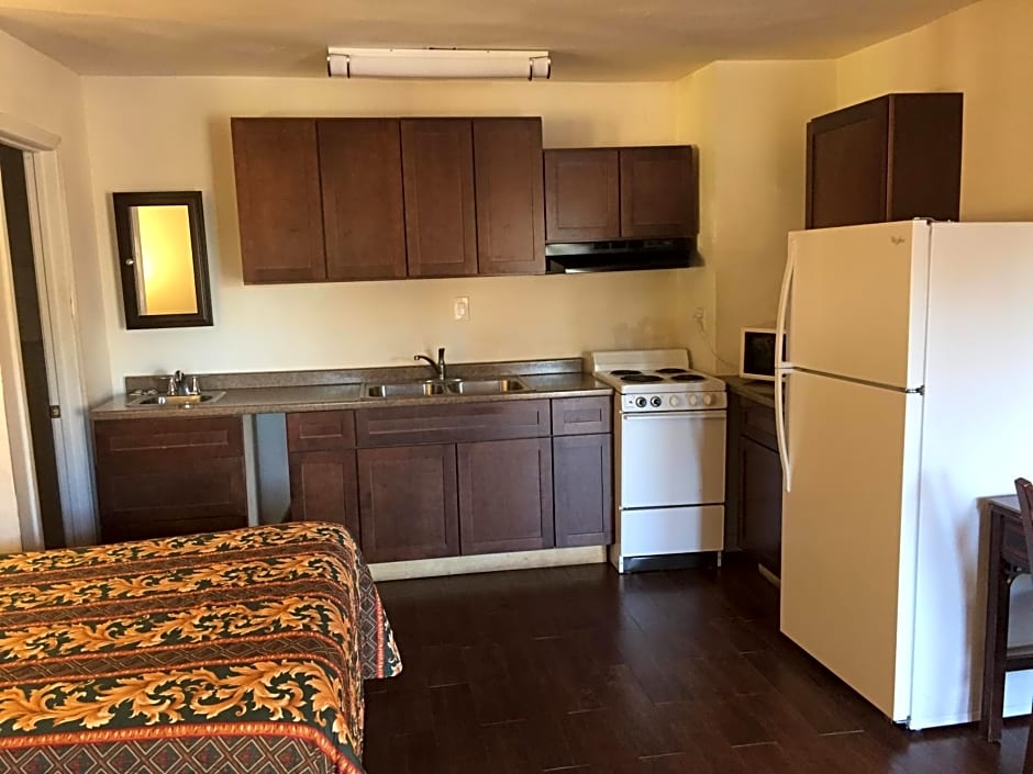Colonial Pool & Spa Motel