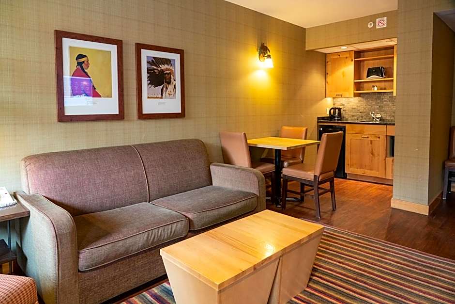 Fox Hotel And Suites