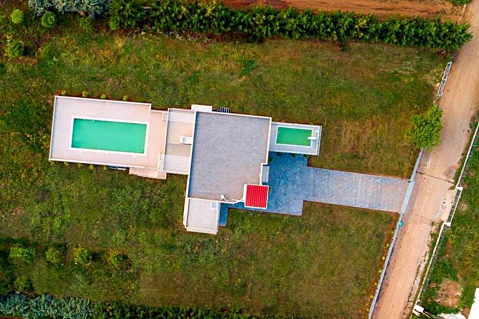 IO Luxury Pool & Hot Tub Suites