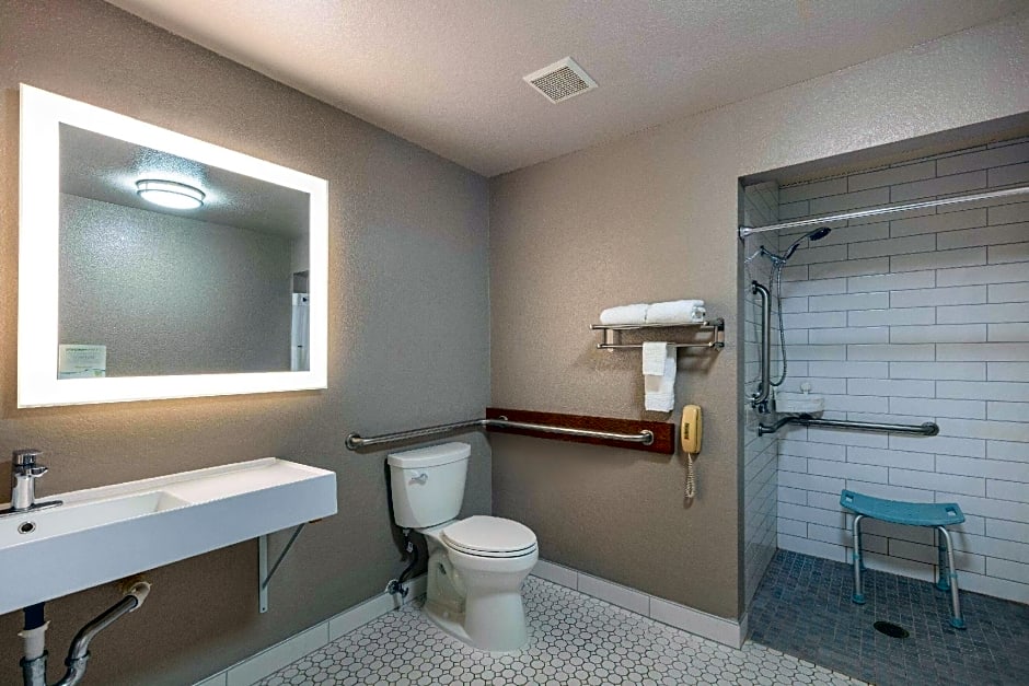 Super 8 By Wyndham St. Regis