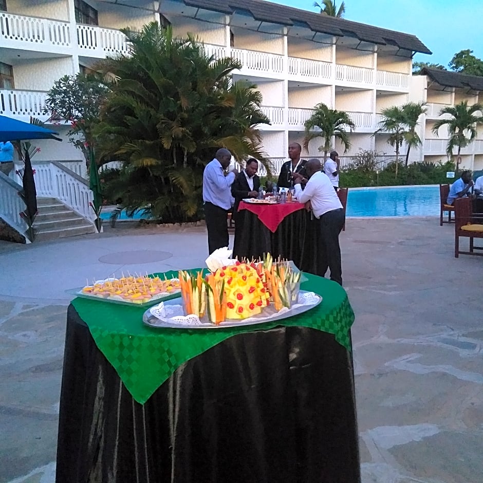 Travellers Beach Hotel & Club