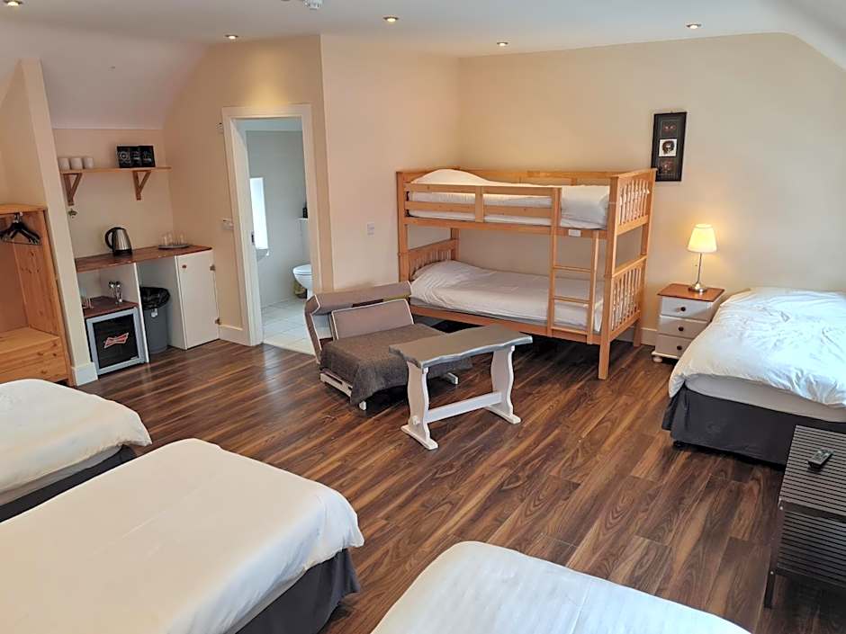 Ridge-Rock Accommodation