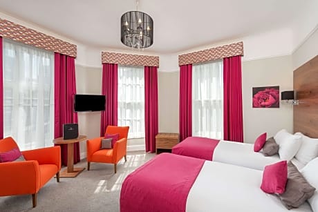 1 Queen Bed, Non-Smoking, Superior Room, Convertible Into Two Twin Beds