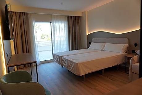Double or Twin Room (1 Adult)
