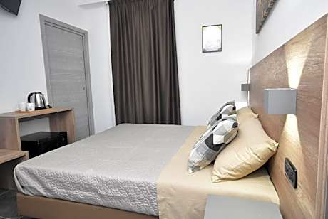 King Room with Roll-In Shower - Disability Access