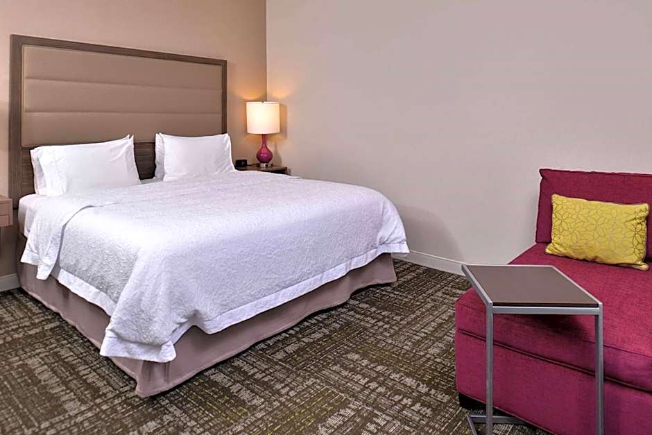 Hampton Inn By Hilton & Suites Dallas Market Center
