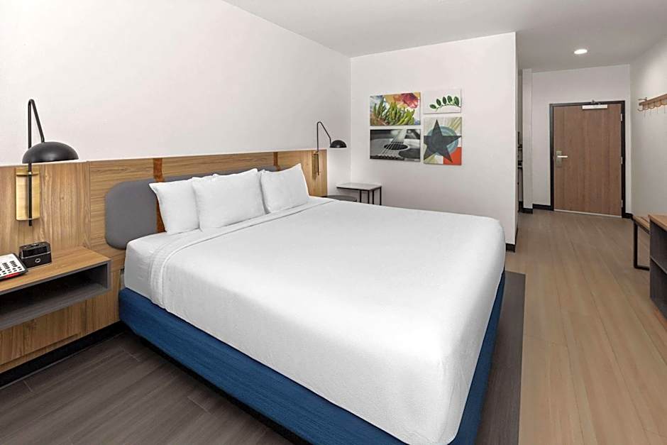 La Quinta Inn & Suites by Wyndham El Paso East Loop-375