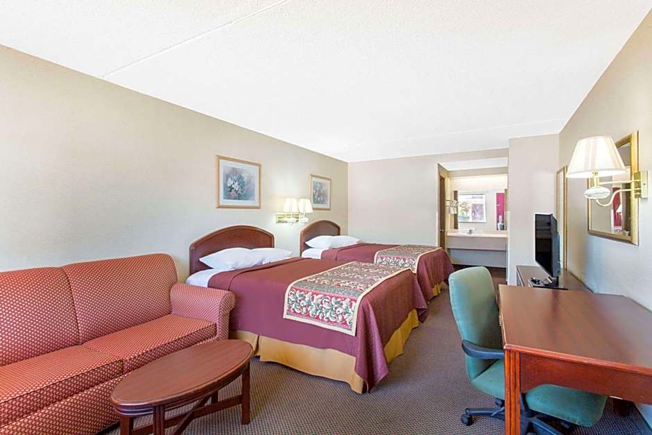 Photo 1 of 2 of Deluxe 1 Queen Bed Suite, Nonsmoking