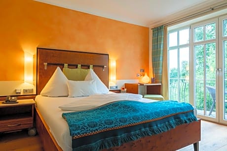 Queen Room with Garden View