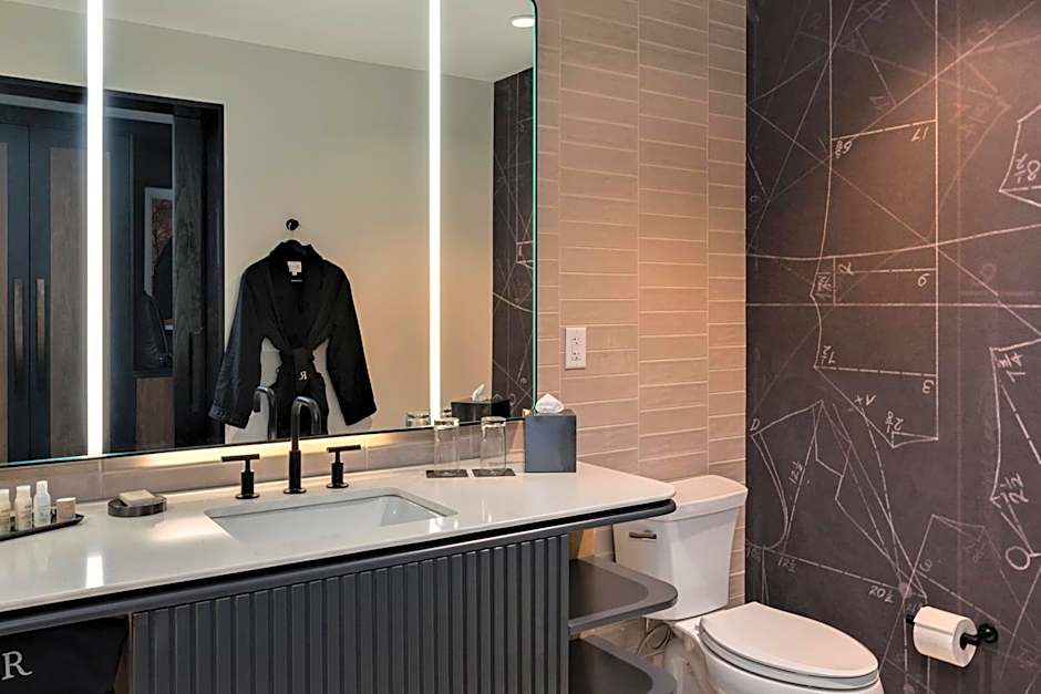 Renaissance Milwaukee West Hotel