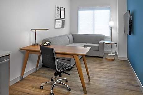 1 Bedroom Suite, 1 King, Alternate bed: sofa bed