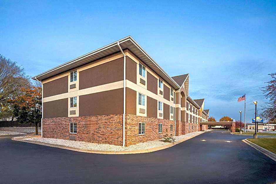 Days Inn & Suites by Wyndham Green Bay WI.