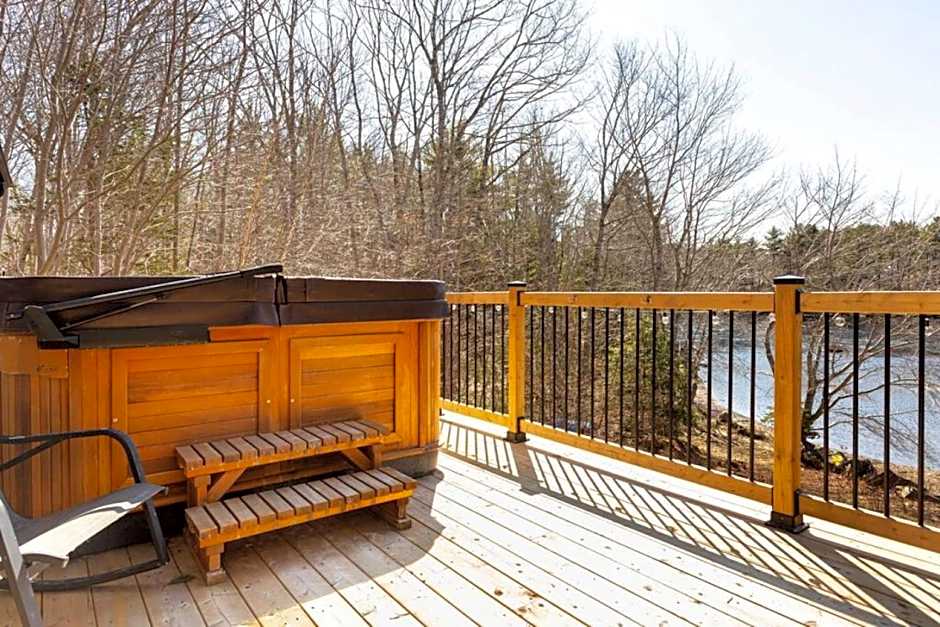The Old Kettle Cabin with Hot Tub