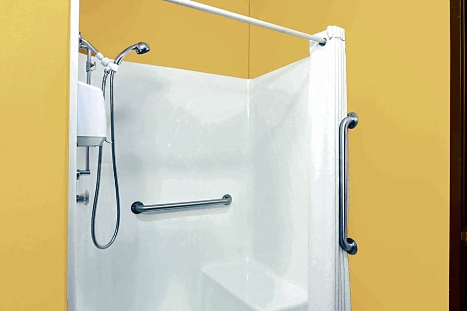 Super 8 by Wyndham Mitchell