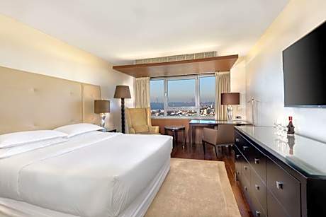 Club Queen Room