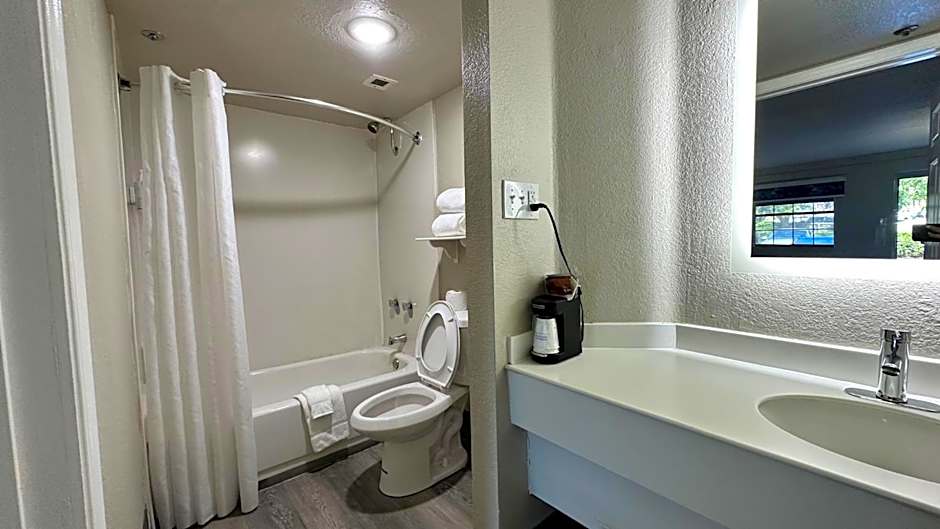 Days Inn by Wyndham San Diego Vista