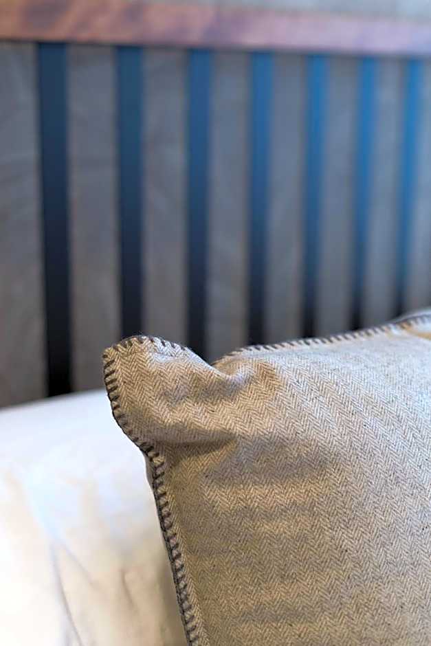 Scandinavian Studio with Full Kitchen and Bath by Den Stays