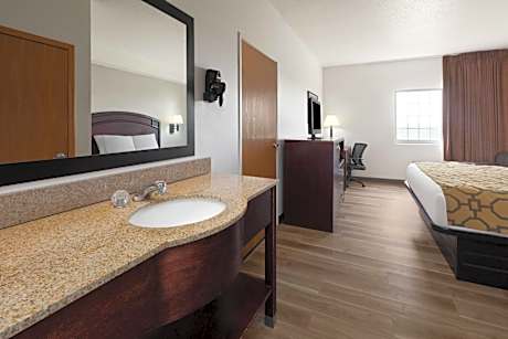 Deluxe King Room - Mobility Access/Non-Smoking