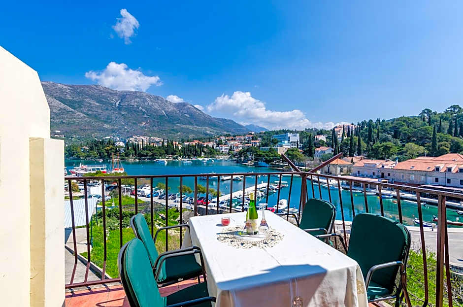 Apartments & Rooms Mihajica