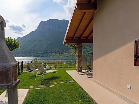 Idyllic cottage next to the beautiful Lake Idro