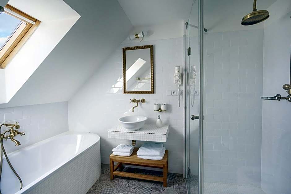 Hotel At the Golden Scissors
