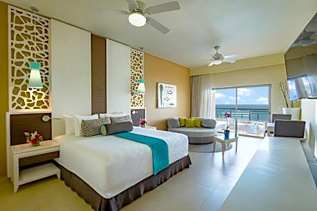 Oceanfront Swim Up Suite
