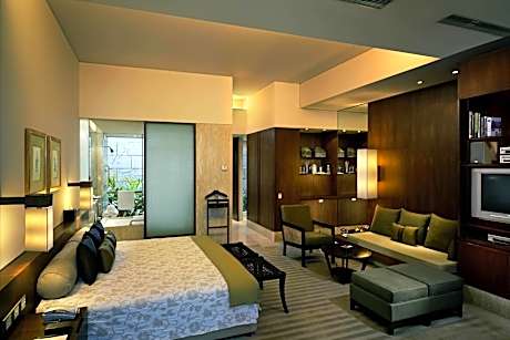 Deluxe 1 Bedroom Suite, 1 King, Garden view