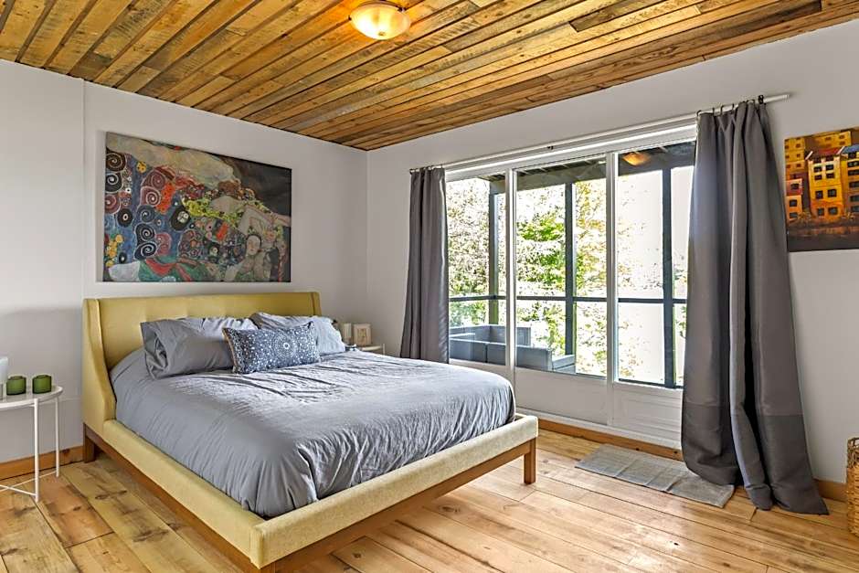 Rustic Waterfront Chalet Panoramic View and Spa