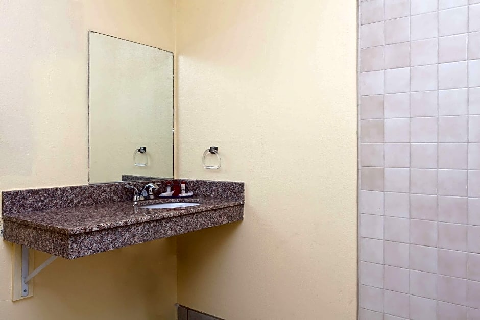 America's Best Value Inn & Suites Bakersfield Central