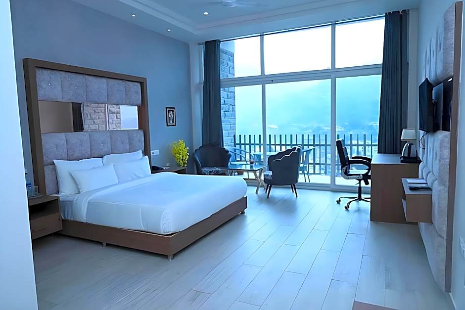 SPT Clarks Inn Suites, Mandi