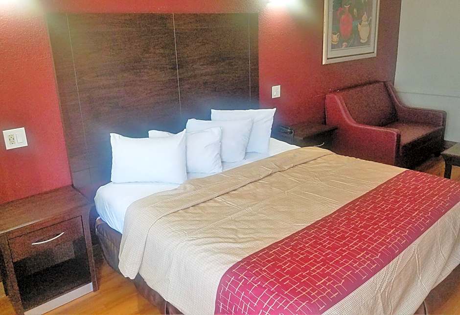 Red Roof Inn & Suites Houston - Hobby Airport