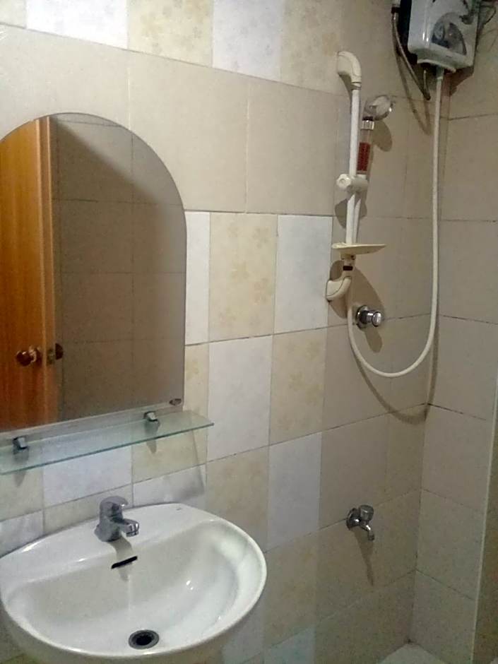 ASHBURN'S TRANSIENT BAGUIO - 3rd to 5th floor BASIC SLEEP and GO Accommodation, WITH PARKING, NO ELEVATOR