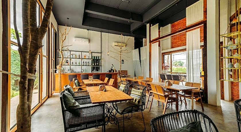 White Wall Riverfront Hotel