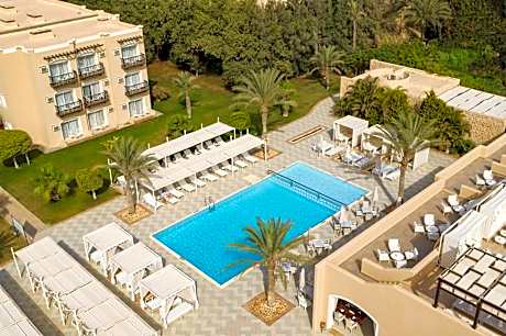 Almazino, Almaza Bay