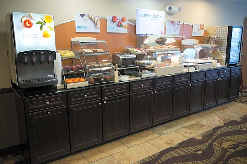 Holiday Inn Express & Suites Northwood By IHG