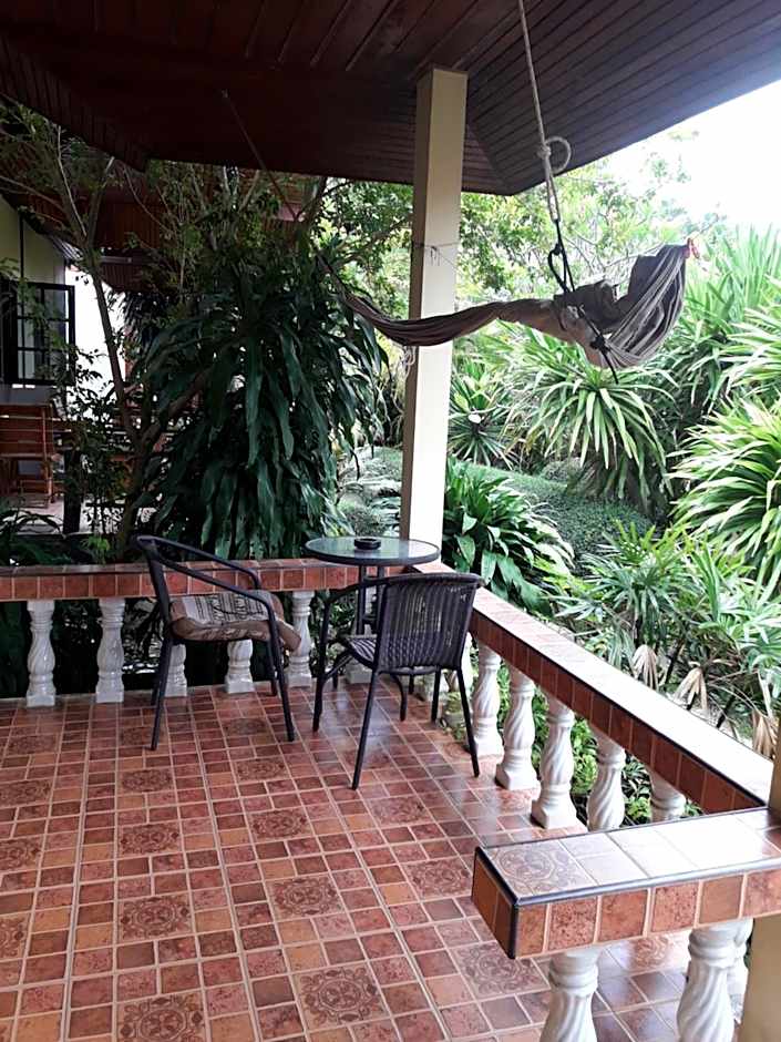 Jungle Hut Bungalows & Hotel