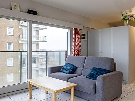 Corner studio with stunning sea views