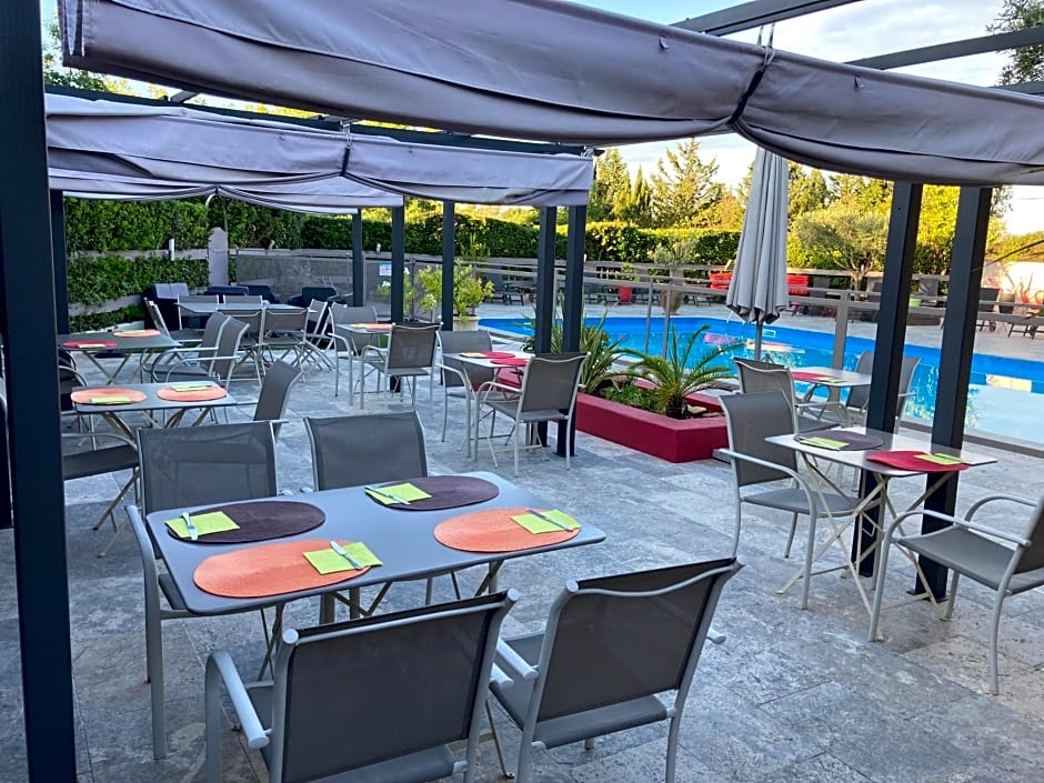 Les Aubuns Country Hotel