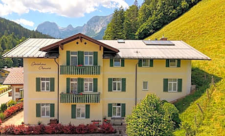 Three-Bedroom holiday apartment with Mountain View