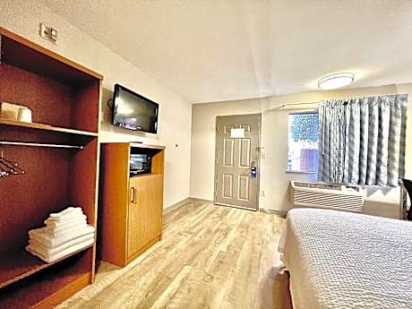 1 Double Bed, Mobility/Hearing Accessible Room, Tub w/ Grab Bars, Non-Smoking