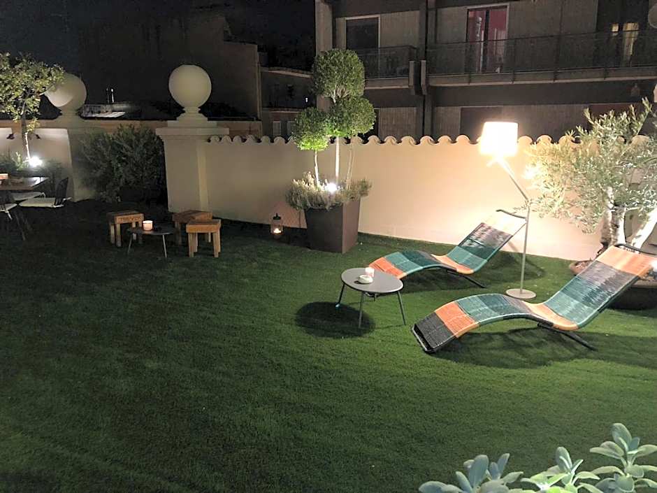 200 ROOMS & TERRACE