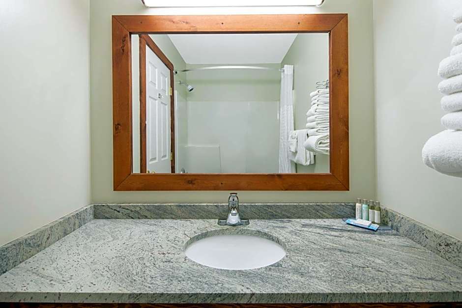 Travelodge by Wyndham Golden Sportsman Lodge