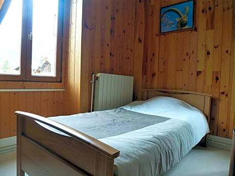 Basic Triple Room with Shared Bathroom