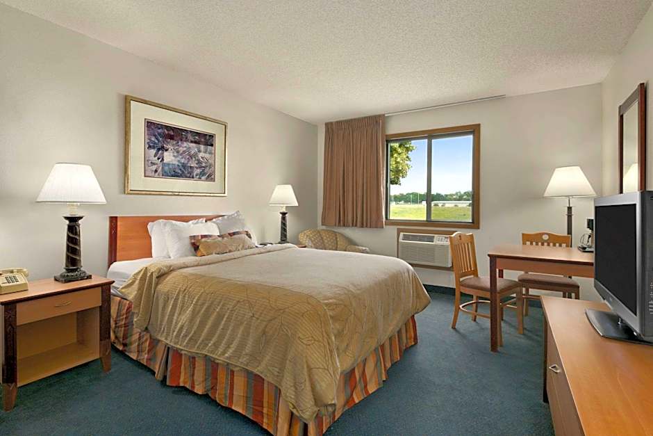 Photo 1 of 3 of 1 Queen Bed, Mobility Accessible