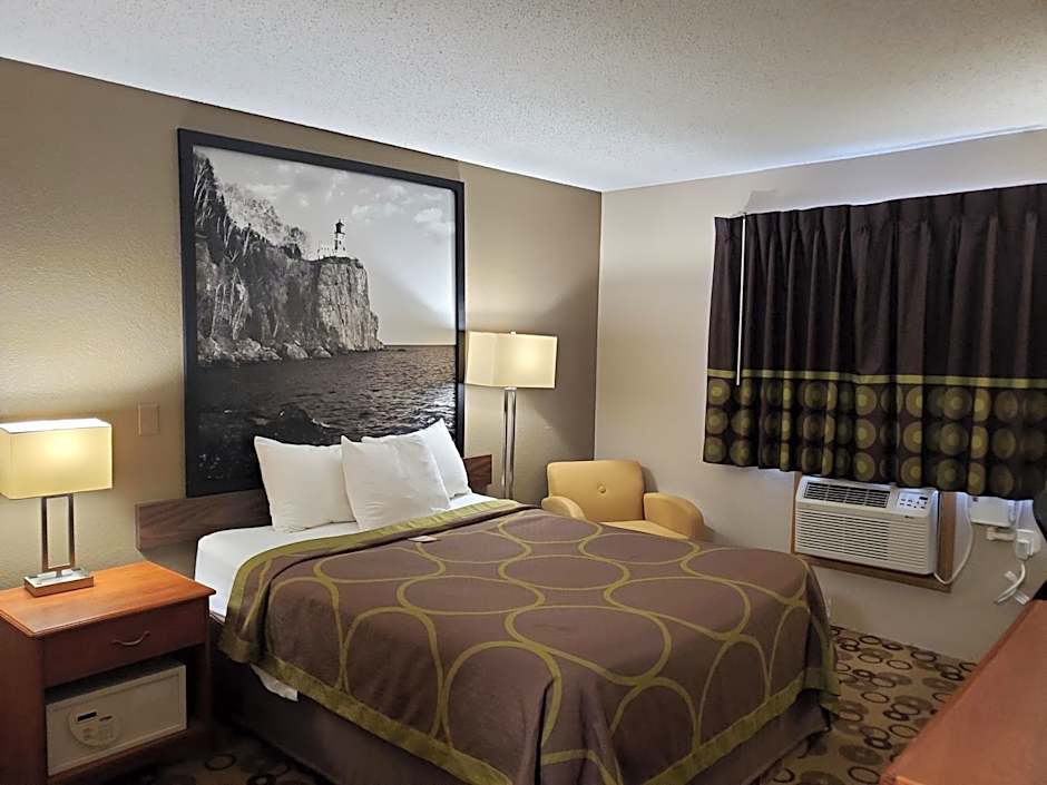 Super 8 by Wyndham Blue Earth