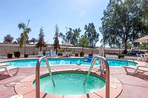 Howard Johnson by Wyndham Bakersfield