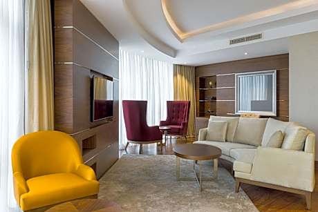 Business Suite, 1 Bedroom Suite, 1 King, City View, Away from Elevator, High Floor, Whirlpool