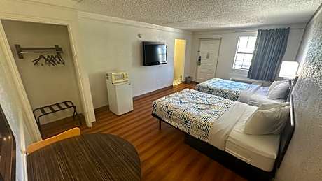 Deluxe Quadruple Room - Non-Smoking