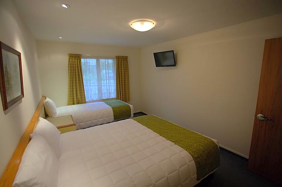Birchwood Manor Motel